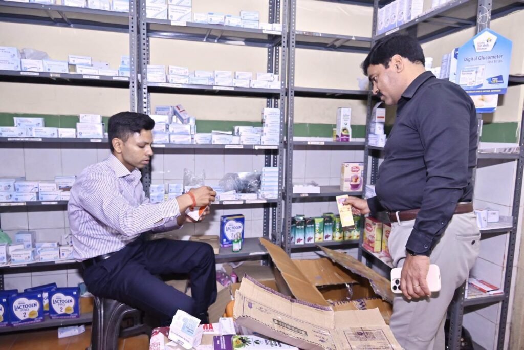 अल्मोड़ा जिला अस्पताल में जिलाधिकारी ने किया औचक निरीक्षण, जन औषधि केंद्र की दवाइयां सील कर जांच के आदेश।