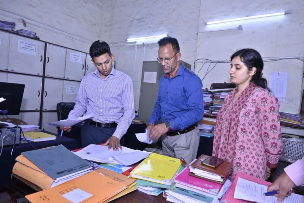 जिलाधिकारी अंशुल सिंह ने किया रानीखेत तहसील का औचक निरीक्षण, अधिकारियों के साथ की समीक्षा बैठक।