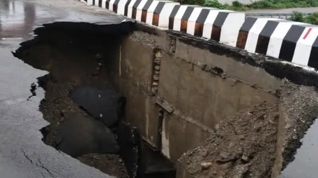 16 दिन में धंस गया 16 करोड़ की लागत से बना पुल, देहरादून नंदा की चौकी के पास बने पुल की गुणवत्ता पर उठे सवाल।