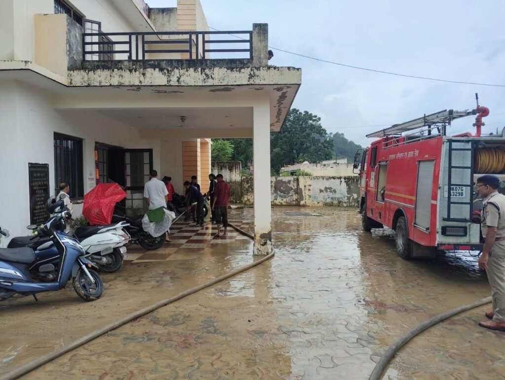 भाजपा कार्यालय की सफाई फायर ब्रिगेड और जल संसथान के टैंकर से करवाने पर भड़के पूर्व विधायक ललित फर्स्वाण, दी आंदोलन की चेतवानी।