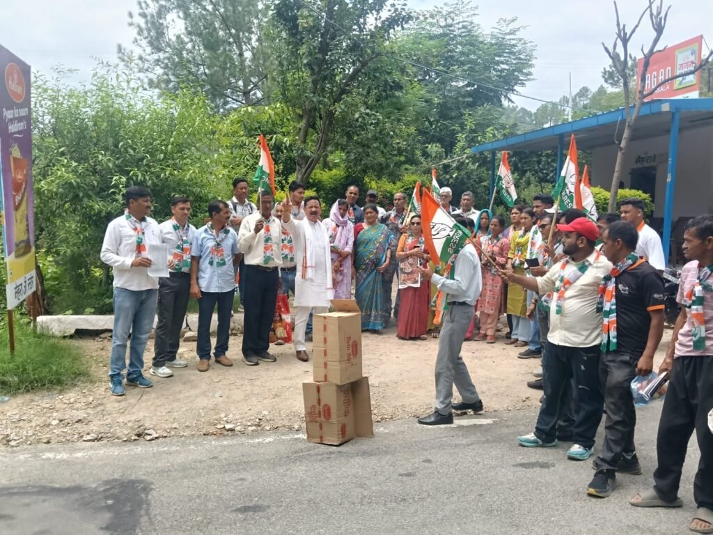 भाजपा पदाधिकारियों को मुख्यमंत्री राहत कोष से सहायता मिलने पर गरमाई रानीखेत की सियासत, कांग्रेस ने भाजपा सरकार एवं क्षेत्रीय विधायक का पुतला फूँका।