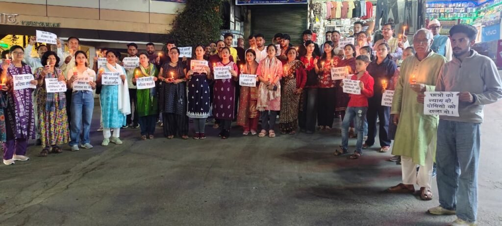 रानीखेत में कांग्रेस का कैंडल मार्च; पेपर लीक व छात्रों पर कार्रवाई के विरोध में दो मिनट का मौन।
