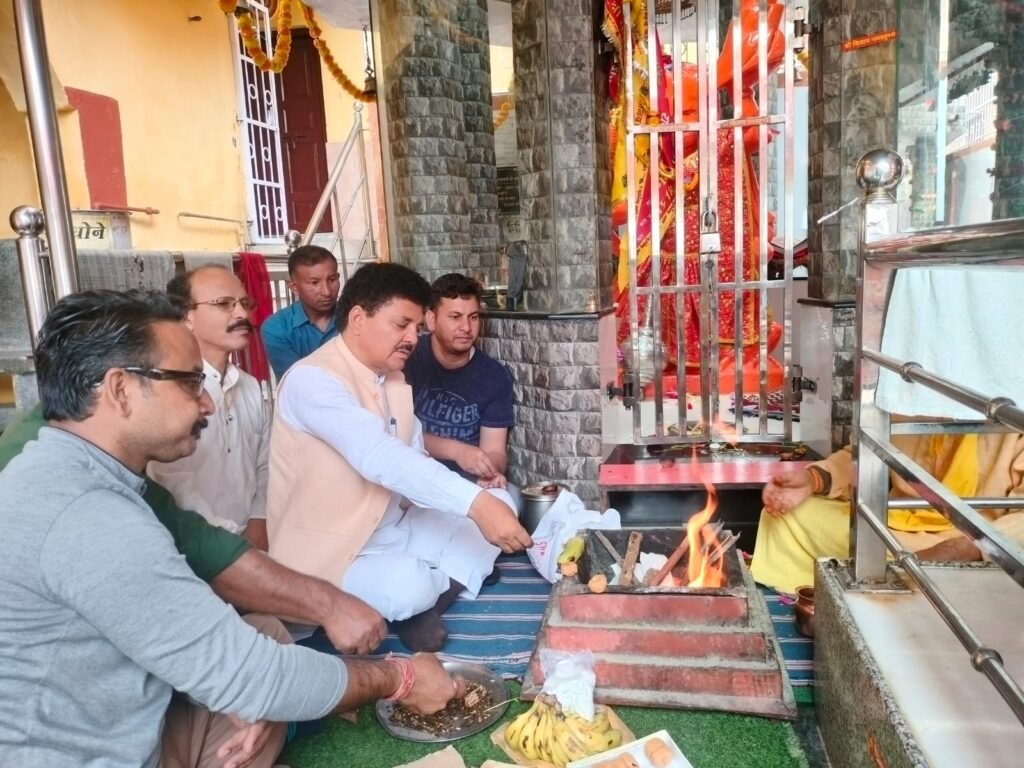 केंद्रीय सड़क एवं परिवहन राज्य मंत्री अजय टम्टा के जन्मदिन पूजा हवन, फल वितरण और वृक्षारोपण किया गया।