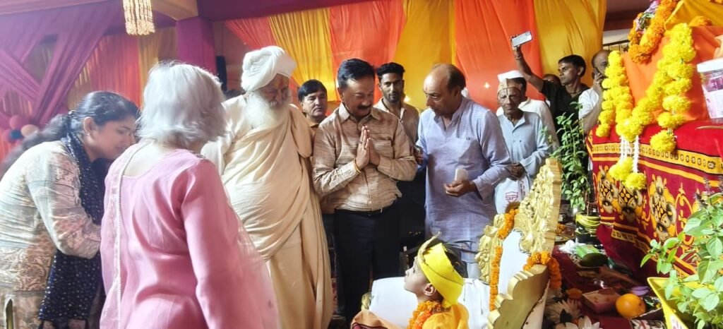 श्रीमद्भागवत पुराण कथा ज्ञान यज्ञ में पहुंचे करन माहरा ने कहा ऐसे धार्मिक व आध्यात्मिक आयोजन समाज में प्रेम, सद्भाव एवं संस्कारों को मजबूत करते हैं। 
