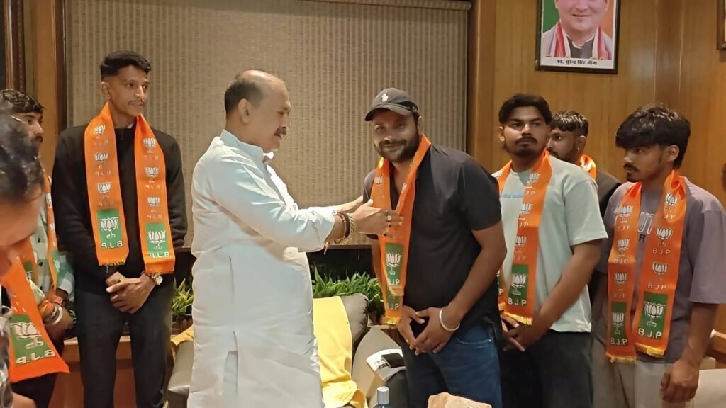 सल्ट विधायक महेश जीना फिर विवादों में घिरे, पोस्टमैन को बना दिया भाजपा का सदस्य, बाद में पोस्ट डिलीट की।
