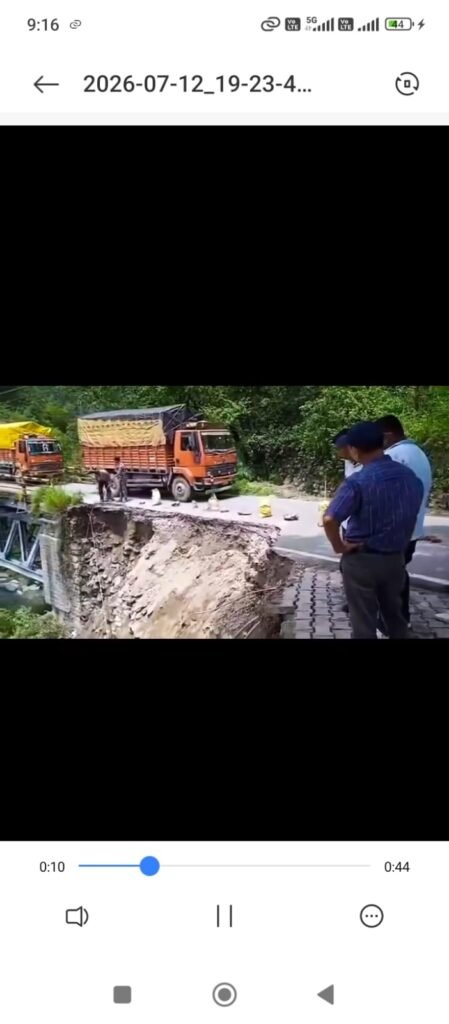 हल्द्वानी मोटर मार्ग में रामगाढ़ के पास भूस्खलन से पुल के लिए बना खतरा, तीन जिलों का यातायात ठप होने का डर।