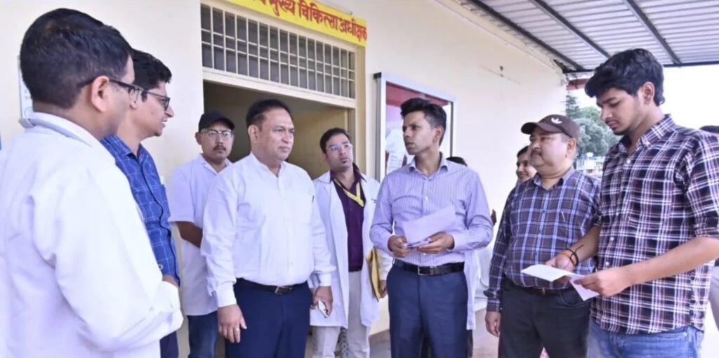 जिलाधिकारी अंशुल सिंह पहुंचे राजकीय चिकित्सालय रानीखेत,  डायलिसिस डिजिटल एक्स रे शुरू करने के निर्देश, जन औषधि केंद्र में पायी कमी।