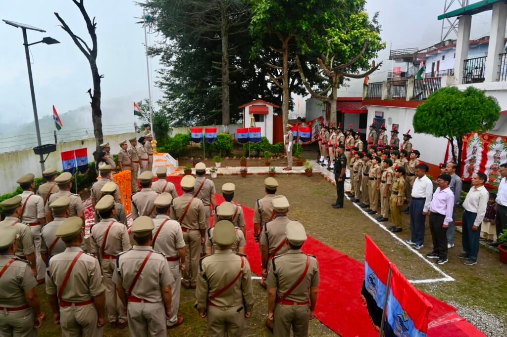 पुलिस लाइन में एसएसपी ने लहराया तिरंगा, छह पुलिसकर्मी डीजीपी डिस्क से सम्मानित।