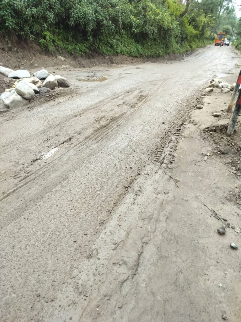 रानीखेत की सड़कों पर गड्ढे और कीचड़ से बढ़ी लोगों की परेशानी