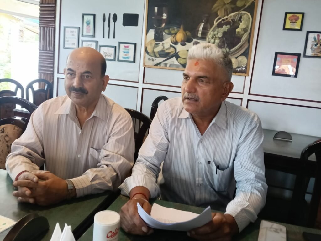 चुनावी खींचतान से खिन्न व्यापार मंडल रानीखेत के जिलाध्यक्ष मोहन नेगी और जिला महामंत्री आरपी पांडे ने दिया इस्तीफा। व्यापारिक राजनीति में मची हलचल।