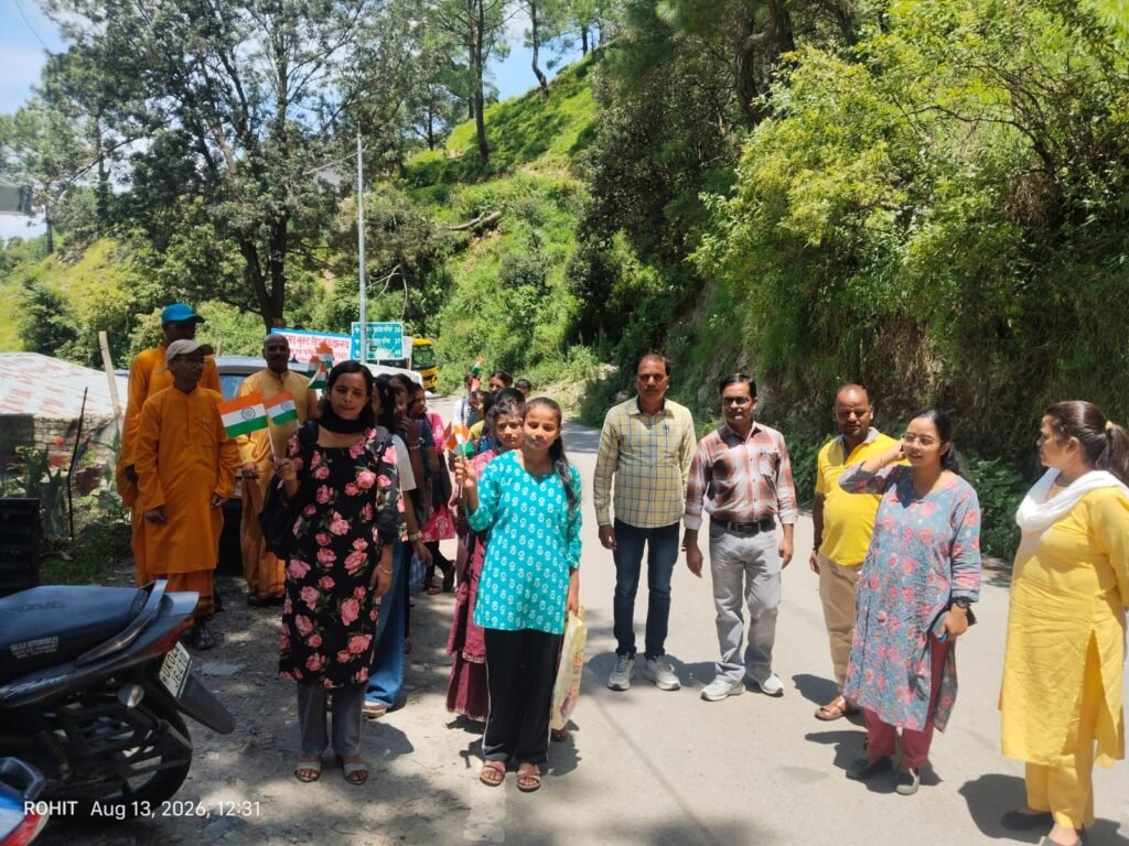 भतरोंजखान महाविद्यालय में निकाली गई तिरंगा यात्रा, देशभक्ति के नारे लगाए, राष्ट्र ध्वज के सामान की बात कही।