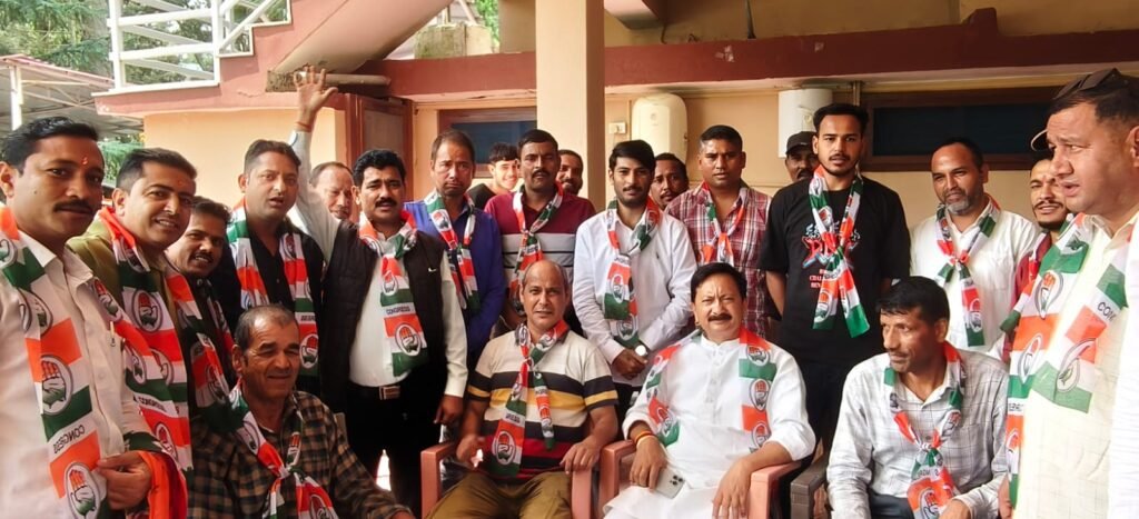 ताड़ीखेत ब्लॉक में कांग्रेस ने बढ़ाया कुनबा, करन माहरा के नेतृत्व में कई लोगों ने ली पार्टी की सदस्यता।