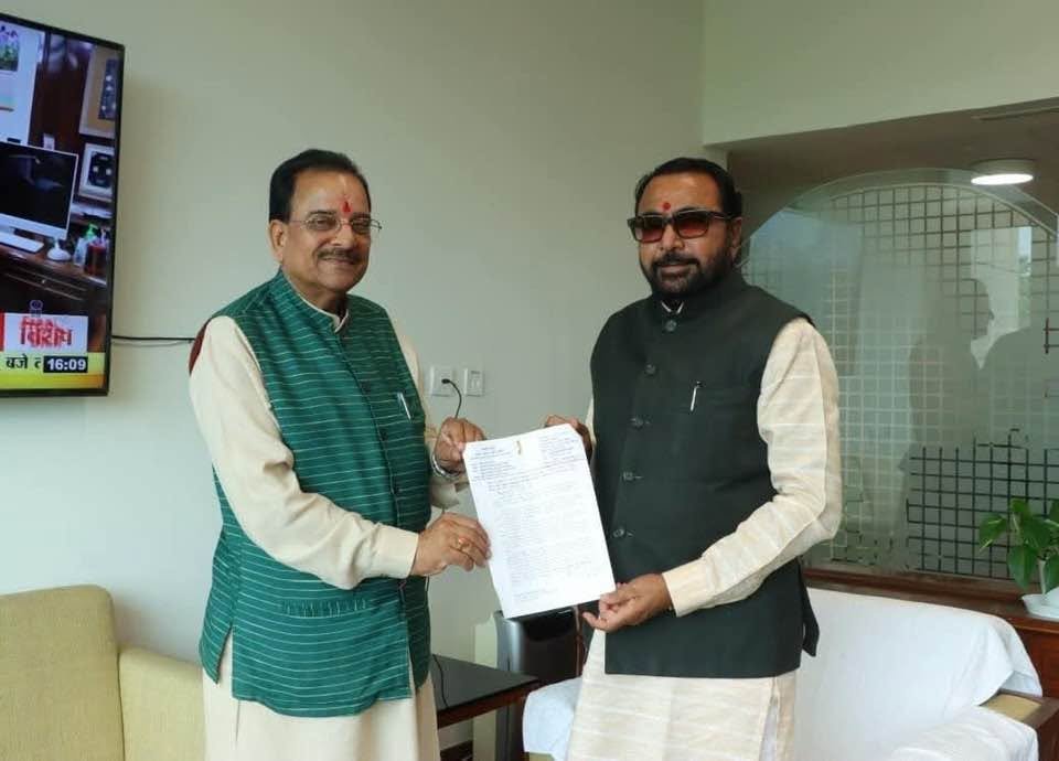 एम्स के बाद किच्छा में अखिल भारतीय आयुर्विज्ञान संसथान खोलने की तैयारी, केंद्रीय मंत्री से मिले अजय भट्ट, राज्य सरकार ने भेजा 50 एकड़ भूमि का प्रस्ताव।