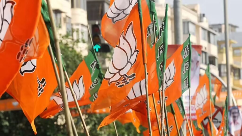 भाजपा का आंतरिक सर्वे : जनता की नाराज़गी के चलते 32 भाजपा विधायकों को दोबारा टिकट मिलना मुश्किल। मुख्यमंत्री धामी के लिए भी सुरक्षित सीट की तलाश।