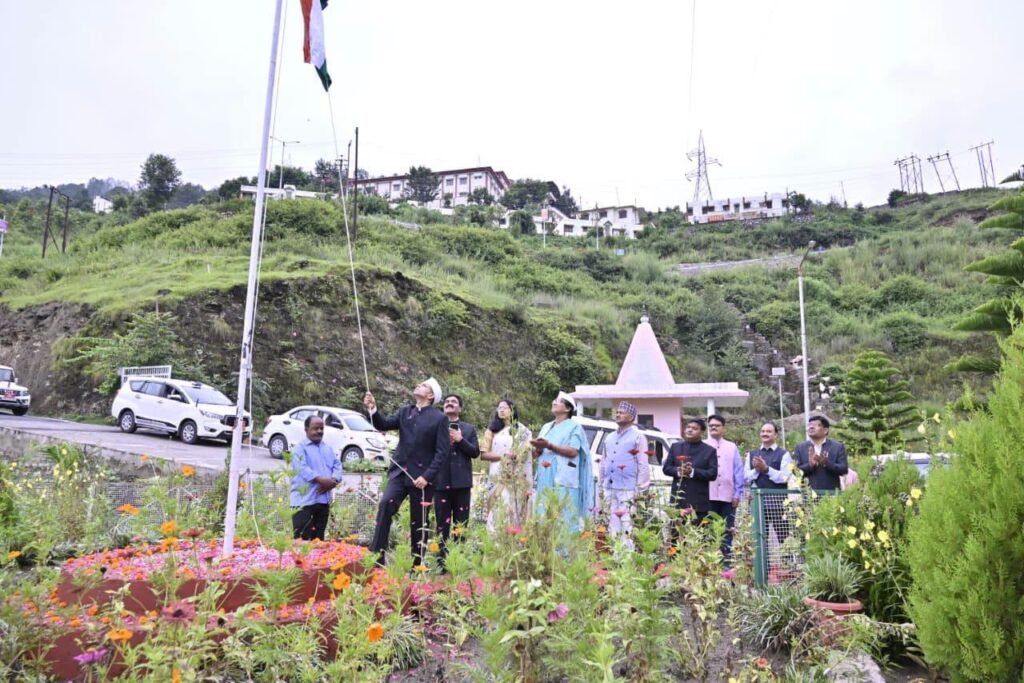 स्वतंत्रता दिवस पर अल्मोड़ा कलेक्ट्रेट में शान से फहरा तिरंगा, स्वतंत्रता सेनानियों के परिजनों और उत्कृष्ट कार्मिकों का सम्मान