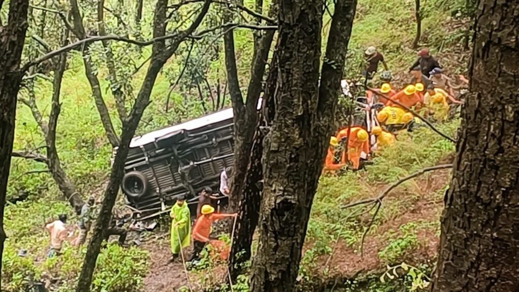 रामगढ़-मुक्तेश्वर मार्ग पर खाई में गिरी टेंपो ट्रेवलर, एक की मौत, 14 लोग घायल।