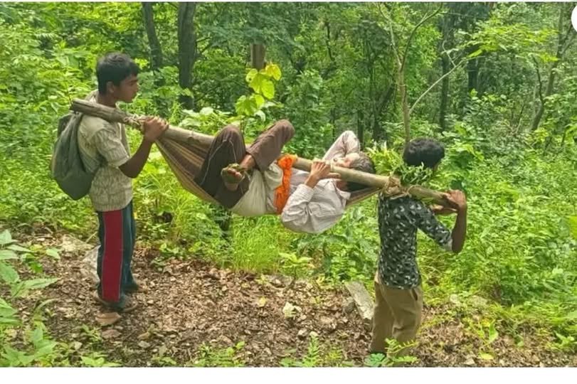 मॉडल जिला बनाने के दावों के बीच आई ये तस्वीर , घायल को डंडे पर लटकाकर पहुंचाया अस्पताल।