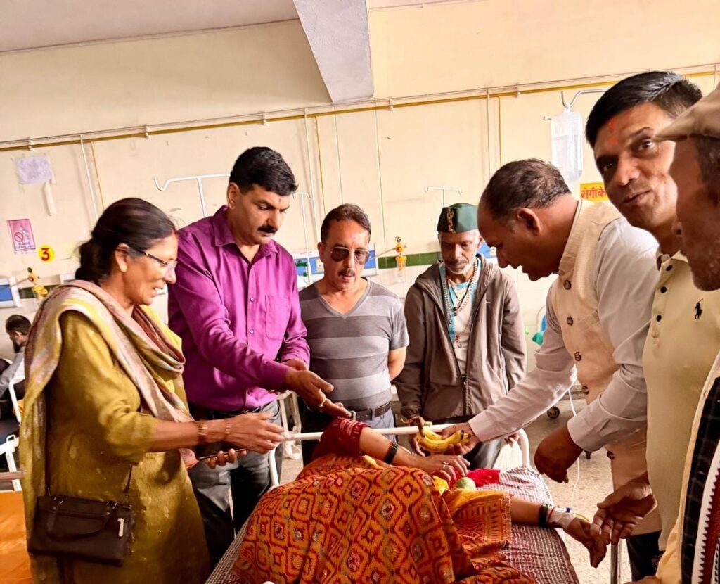 भाजपा प्रदेश अध्यक्ष महेंद्र भट्ट के जन्मदिन पर रानीखेत अस्पताल में फल वितरण, दीर्घ आयु की कामना की।