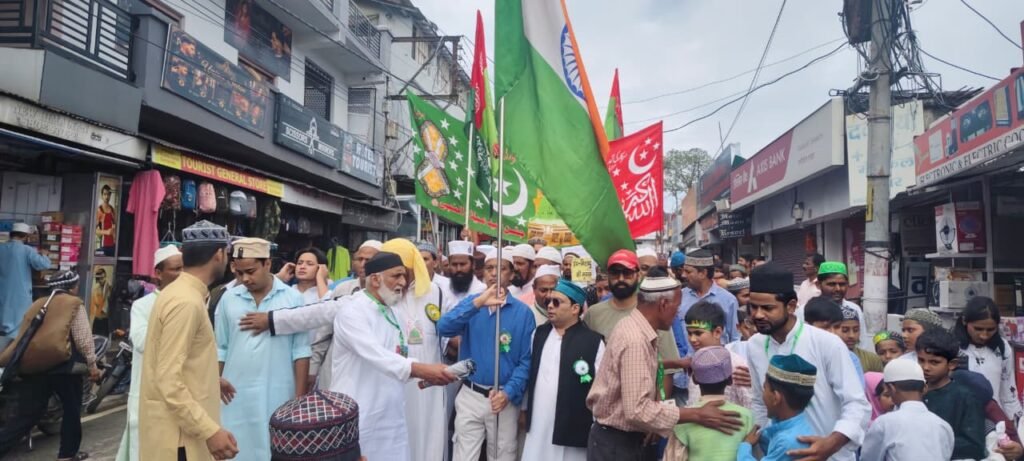 ईद – ए – मिलाद पर मुस्लिम समुदाय ने रानीखेत में निकाला सद्भावना मार्च, अस्पताल में फल वितरण भी किया।