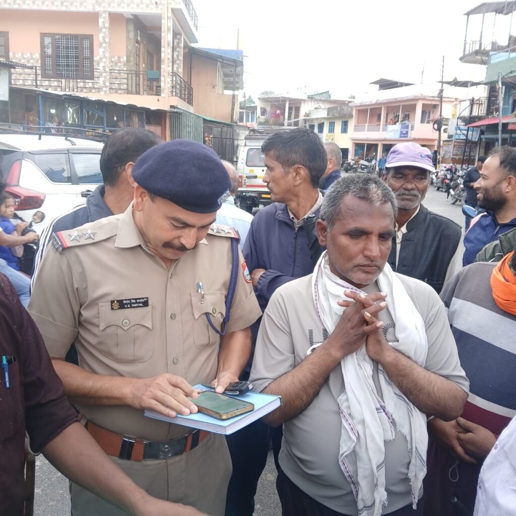 मजखाली क्षेत्र में सड़क पर घूमने वाले व्यक्ति से एक दशक बाद मिला परिवार, चौकी प्रभारी की पहल से लौटी घर की खुशियां।