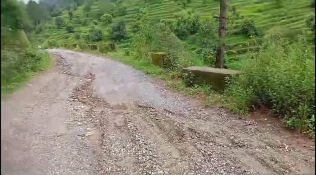 चौकुनी – दुगौड़ा रोड डामरीकरण नहीं हुआ तो विधानसभा चुनाव के बहिष्कार की चेतावनी, 12 से अधिक गांवों को जोड़ती है रोड।