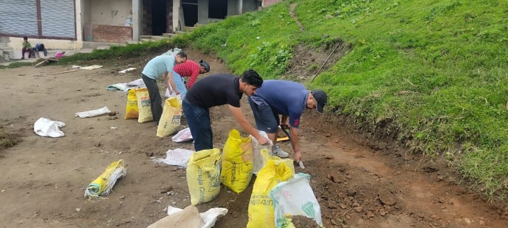 नंदा देवी मंदिर परिसर रानीखेत में चला स्वच्छता अभियान, लोगों ने किया श्रमदान