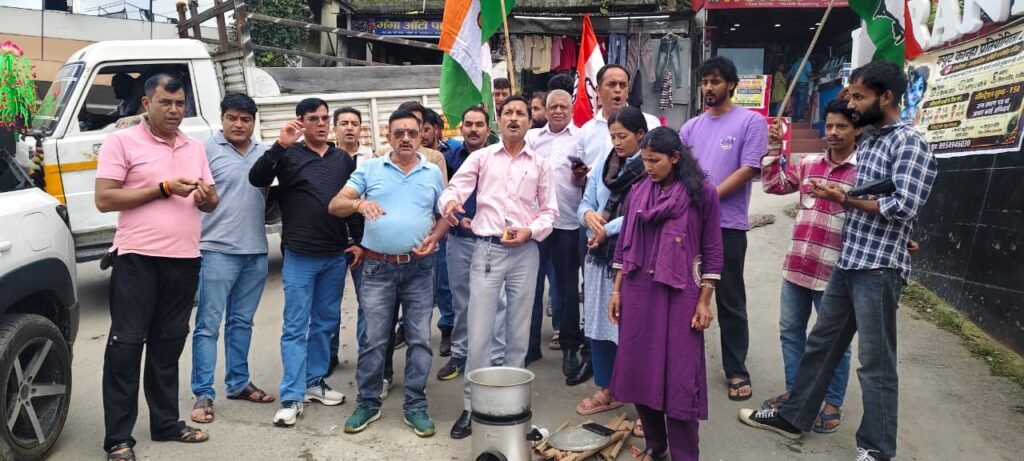 रानीखेत में चौराहे पर रखा चूल्हा और पतीला, महंगाई के खिलाफ युवा कांग्रेस का प्रदर्शन, भाजपा सरकार का पुतला फूंका