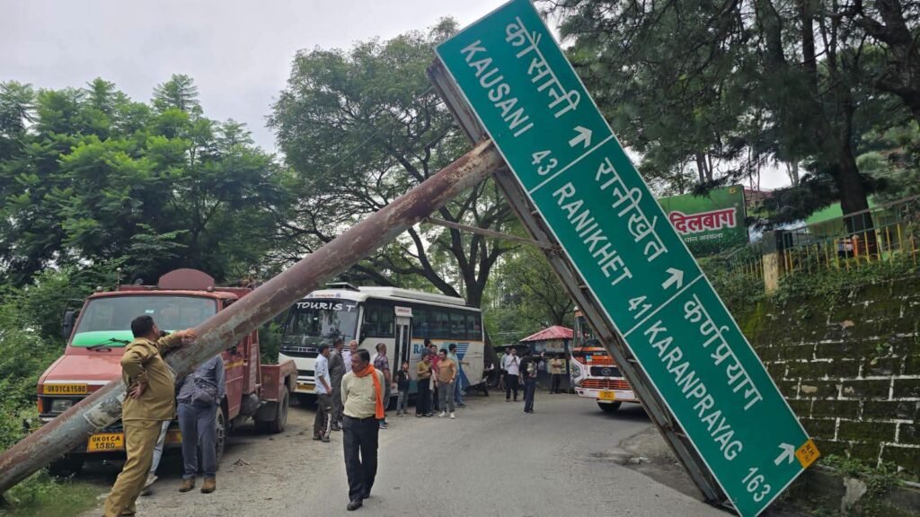 विभाग की लापरवाही आई सामने पांडेखोला बाईपास में गिरा भारी-भरकम मार्ग संकेतक बोर्ड, डेढ़ घंटे ठप रहा यातायात