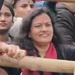 एक माँ ऐसी भी : बेटे के छात्रसंघ चुनाव में समर्थन करने के लिए मां ने लिया कॉलेज में एडमिशन, नगर निगम पार्षद बीना चौहान बोलीं- बेटे के सपने को पूरा करने में करूंगी पूरा सहयोग।