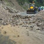 गरमपानी फ्रॉग पॉइंट पर पहाड़ी दरकी, हल्द्वानी हाईवे बंद, हजारो वाहन फंसे, घर से निकलने से पहले रास्ते की जानकारी ले लीजिये।