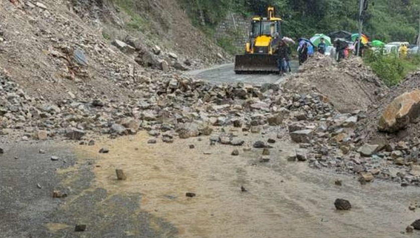 गरमपानी फ्रॉग पॉइंट पर पहाड़ी दरकी, हल्द्वानी हाईवे बंद, हजारो वाहन फंसे, घर से निकलने से पहले रास्ते की जानकारी ले लीजिये।