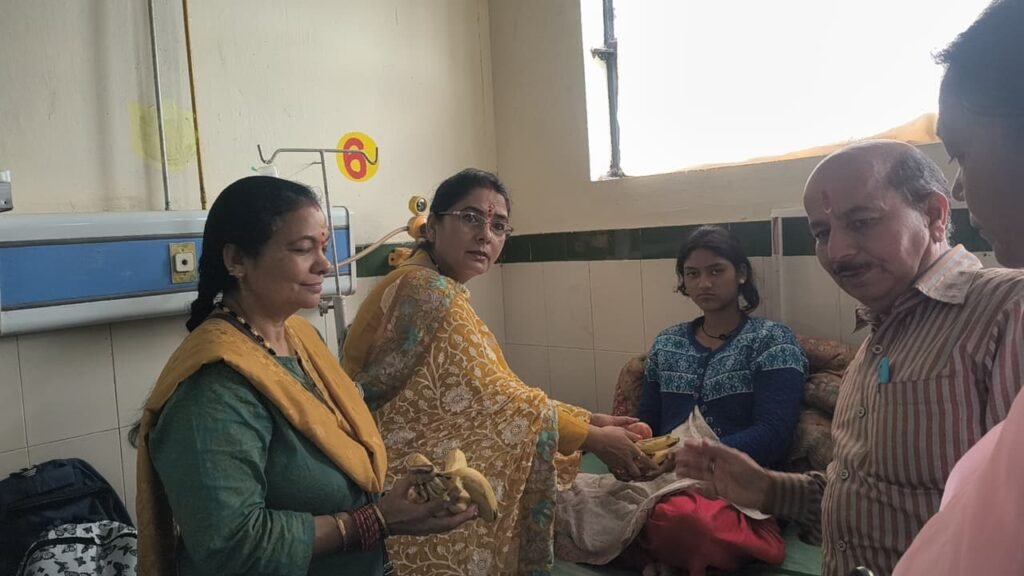 रानीखेत अस्पताल में फल वितरित कर भाजपा महिला मोर्चा प्रदेश अध्यक्ष रुचि भट्ट का जन्मदिन मनाया।