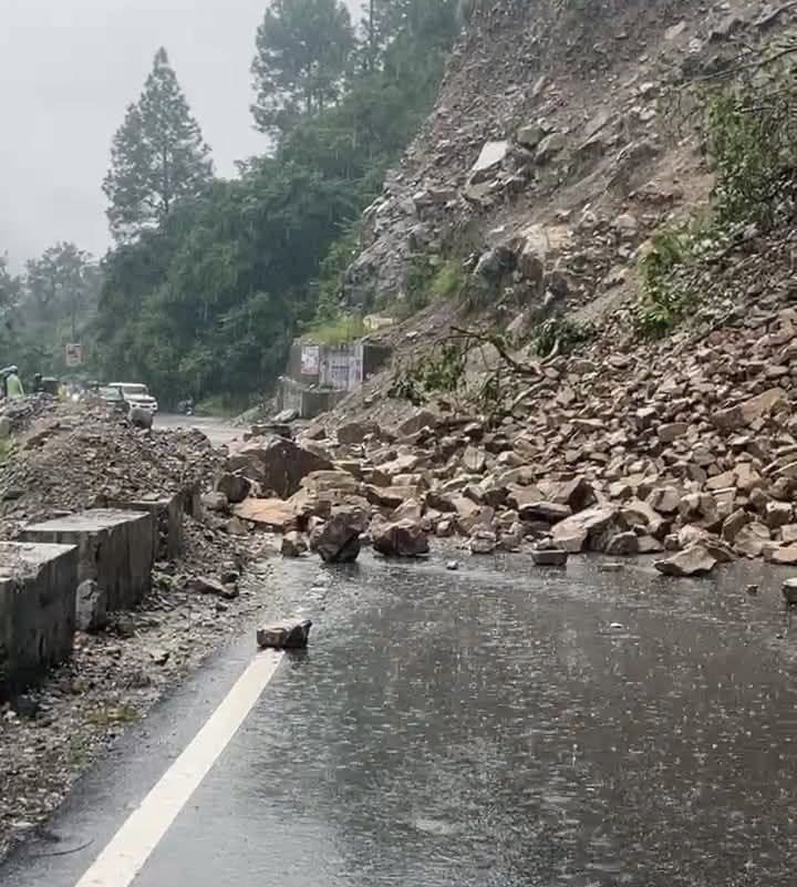 गरमपानी के पास भूस्खलन से हल्द्वानी रोड ठप, भारी बारिश से उत्तराखंड में जनजीवन प्रभावित