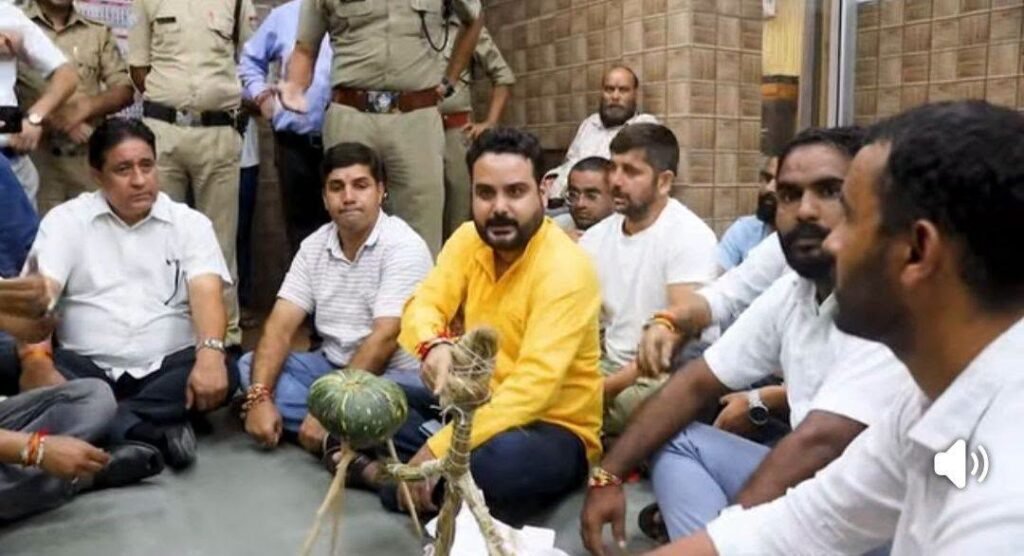विधायक निधि में कथित अनियमितताओं के विरोध में स्वाभिमान मोर्चा ने मुख्यमंत्री और अधिकारीयों का किया ‘मसान पूजन’