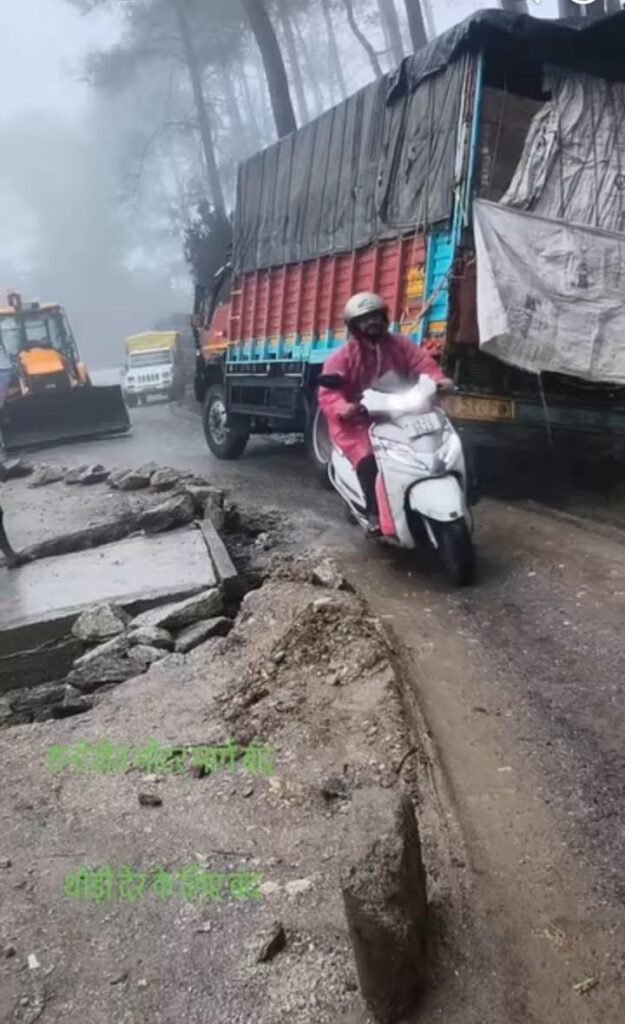 गनियाद्योली रोड पर गीली मिट्टी में फंसा ट्रक, थमा यातायात। सड़क पर विभाग की लापरवाह व्यवस्था पर उठे सवाल।