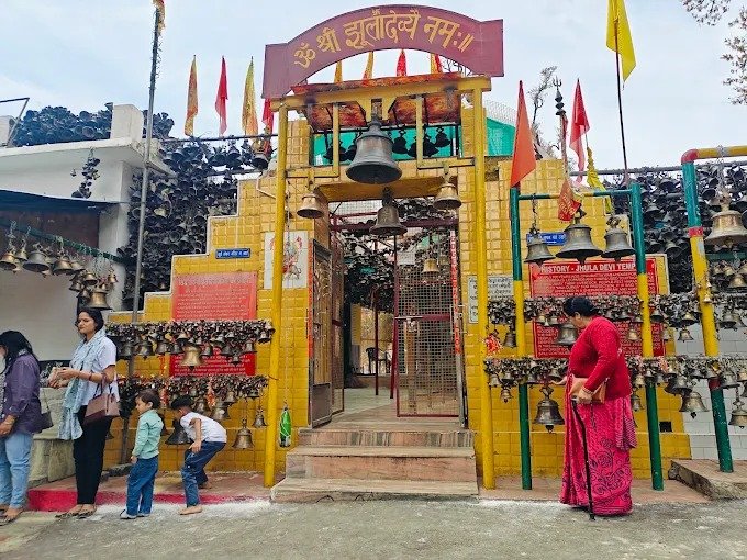 लोक आस्था के केंद्र माँ झूला देवी के ऐतिहासिक, पौराणिक और धार्मिक महत्त्व और कैसे हुई थी मंदिर की स्थापना पर विशेष लेख।