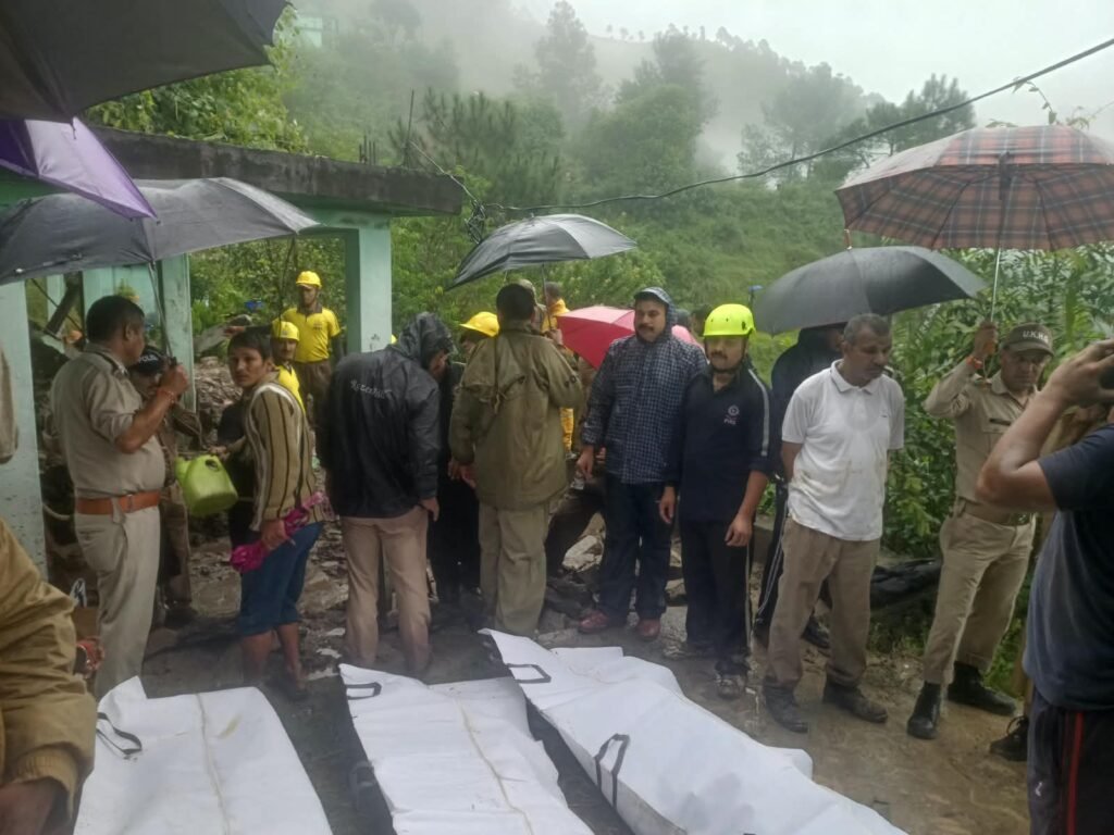 सोमेश्वर में भूस्खलन से मकान में घुसा मलबा, तड़के हुआ हादसा, तीन लोगों की मौत। करीब तीन घंटे तक चला रेस्क्यू अभियान।
