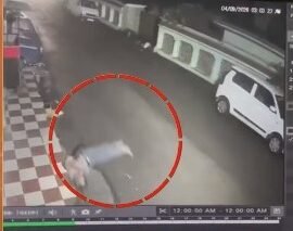 जन्मदिन की पार्टी के बाद चलती कार से गिरा युवक, दोस्त सड़क पर गिरा छोड़ कर भागे, हुई मौत। मूल रूप से सोमेश्वर का रहने वाला था युवक।