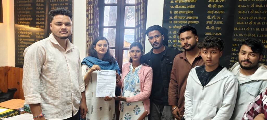 रानीखेत अस्पताल की बदहाल स्वास्थ्य व्यवस्था पर युवा कांग्रेस मुखर, 7 प्रमुख मांगो को लेकर अस्पताल और जिला प्रशासन से मिले पदाधिकारी।