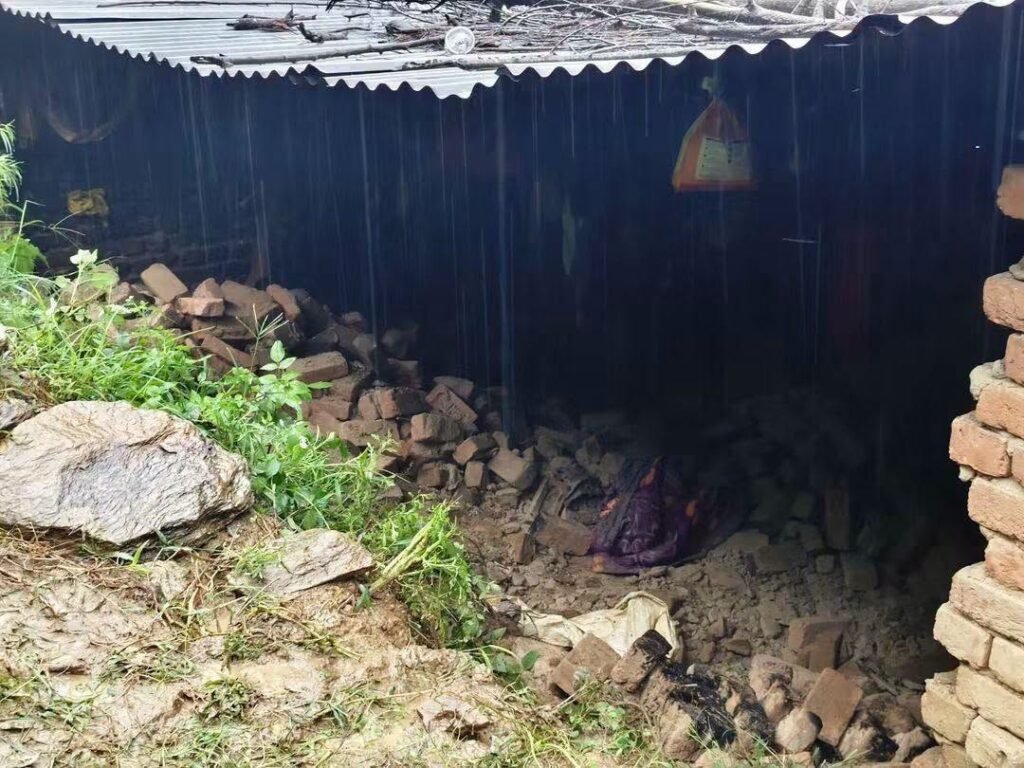 अल्मोड़ा में पुराने मकान की दीवार ढहने से दो नेपाली श्रमिकों की मौत, रात के समय हुआ हादसा। एसडीआरएफ ने रेस्क्यू कर शव निकाले।