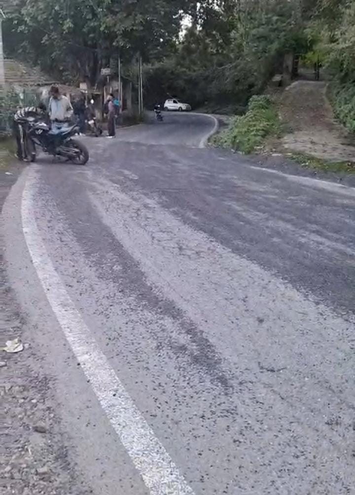 रानीखेत में सड़कों के गड्ढे भरने के लिए के लिए बिछाई रोड़ी से फिसल रहे दोपहिया वाहन, घटिया सामग्री का हो रहा प्रयोग।