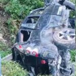 कैंची धाम से लौट रहे पर्यटकों की स्कॉर्पियो खाई में गिरी, एक की मौत, तीन लोग घायल।