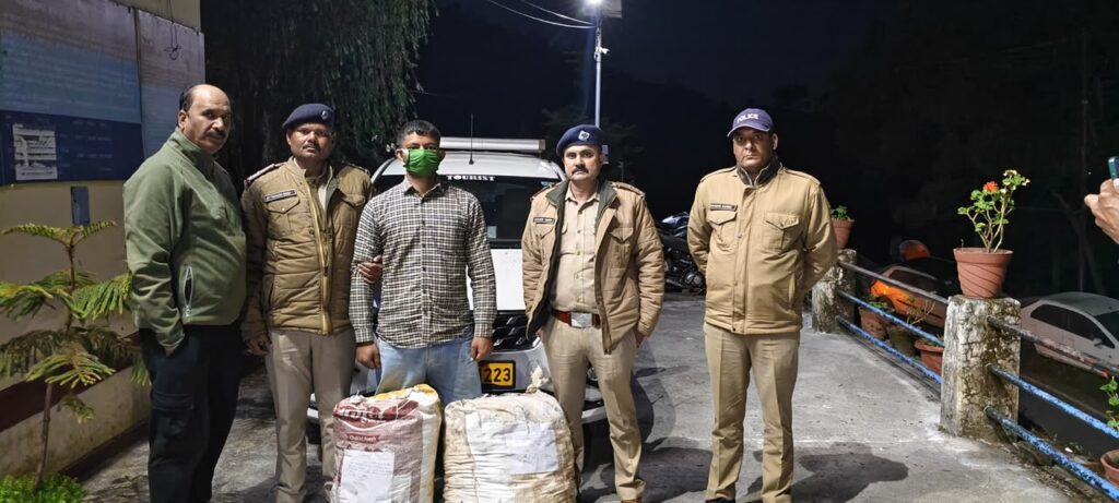 सल्ट में पुलिस ने टैक्सी से 38.220 किलो गांजा बरामद किया, तस्कर गिरफ्तार, गांजे की कीमत करीब 9.55 लाख रुपये, पुलिस टीम को नकद इनाम।