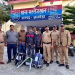 भिकियासैण में पुलिस पर पातल से हमला , 25 किलो से अधिक गांजे के साथ तीन तस्कर गिरफ्तार, एक फरार।