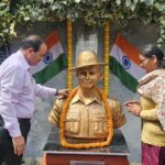 आर्मी पब्लिक स्कूल रानीखेत के छात्र रहे शहीद लेफ्टिनेंट बीरेश्वर गोस्वामी की प्रतिमा का अनावरण, माता पिता भी मौजूद रहे।