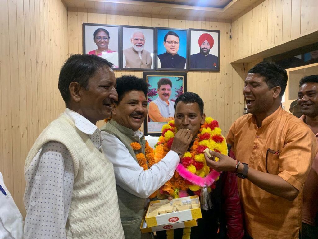भिकियासैण उप चुनाव : पाली-थौली क्षेत्र पंचायत सीट पर भाजपा समर्थित चंद्र सिंह खत्री 60 मतों से जीते। छह प्रत्याशी थे मैदान में। भाजपा कार्यकर्ताओं ने ढोल-नगाड़ों के साथ निकाला विजय जुलूस।