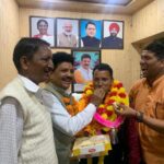 भिकियासैण उप चुनाव : पाली-थौली क्षेत्र पंचायत सीट पर भाजपा समर्थित चंद्र सिंह खत्री 60 मतों से जीते। छह प्रत्याशी थे मैदान में। भाजपा कार्यकर्ताओं ने ढोल-नगाड़ों के साथ निकाला विजय जुलूस।