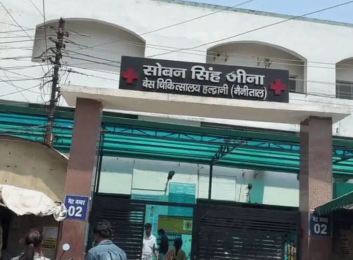 पुलिस को चकमा देकर हॉस्पिटल की खिड़की से कूदकर भागा 16 वर्षीय किशोर, किशोरी से दुष्कर्म के आरोप में हुआ था गिरफ्तार।