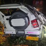 अल्मोड़ा में खाई में गिरी बोलेरो, फायर सर्विस ने दरवाजा काटकर निकाला चालक। एंबुलेंस से बेस अस्पताल भिजवाया
