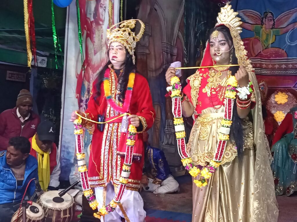 रानीखेत लालकुर्ती रामलीला में धनुष यज्ञ और सीता स्वयंवर का मंचन, विधायक प्रमोद नैनवाल ने बढ़ाया कलाकारों का हौसला